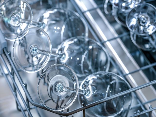 8 предметов, которые нельзя мыть в посудомоечной машине